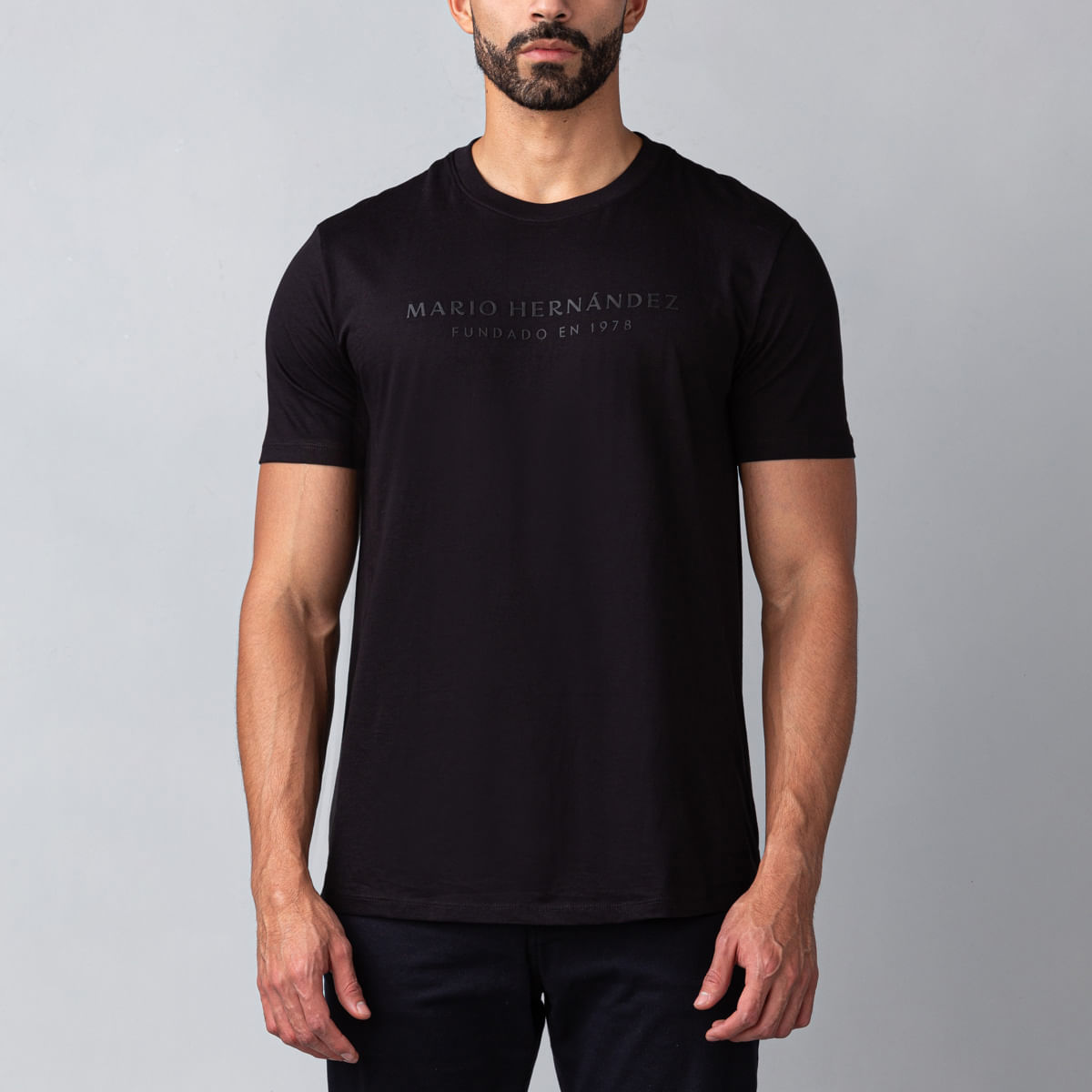 Camiseta Elemental Logotipo Negro Tierra Arriba